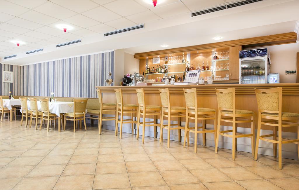 Hotel Akademie Chocerady エクステリア 写真
