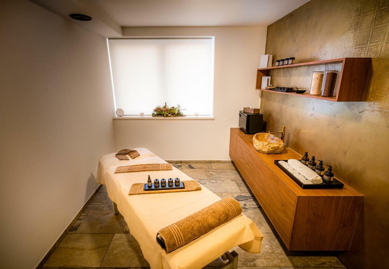 Hotel Akademie Chocerady エクステリア 写真